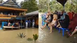 Aksi Berani Tengah Banjir